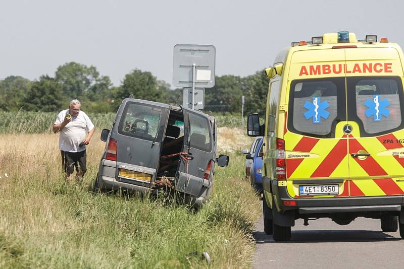 Tragická nehoda mezi Kuněticemi a Ráby. Matku se synem zde smetlo auto. Žena na místě zemřela.