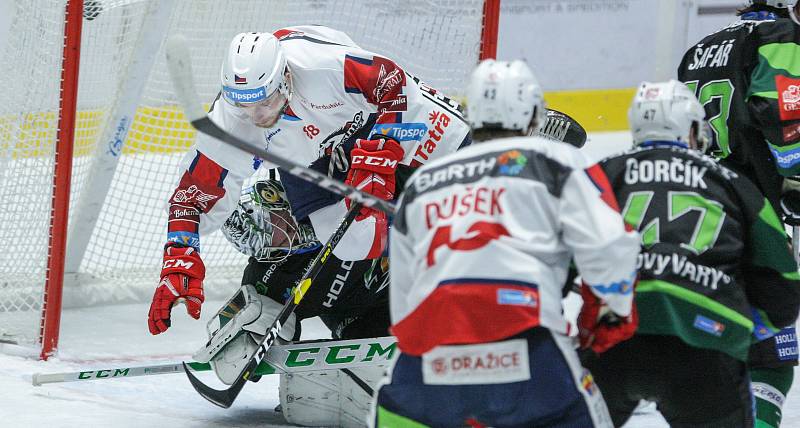 Extraligový hokejový duel mezi HC Dynamo Pardubice (v bílém) a HC Energie Karlovy Vary.