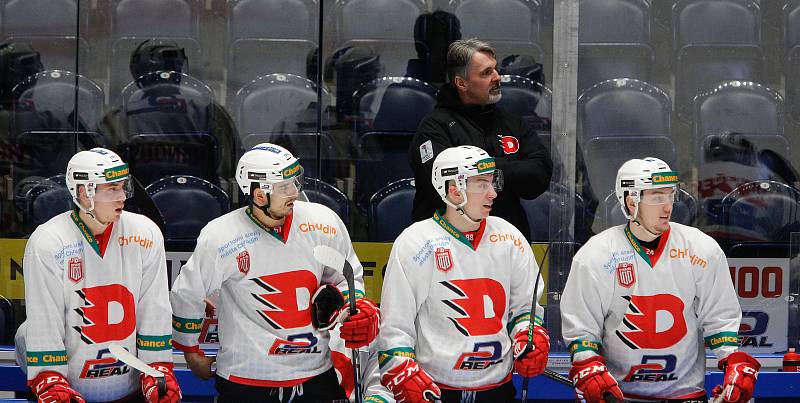 Hokejové utkání v ledním hokeji mezi HC Dynamo Pardubice B (v bíločerveném) a HC Rytíři Kladno enterie areně.