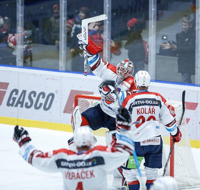 Hokejové utkání Tipsport extraligy v ledním hokeji mezi HC Dynamo Pardubice (v bíločerveném) a HC Sparta Praha (v červeném) v pardudubické enterie areně.