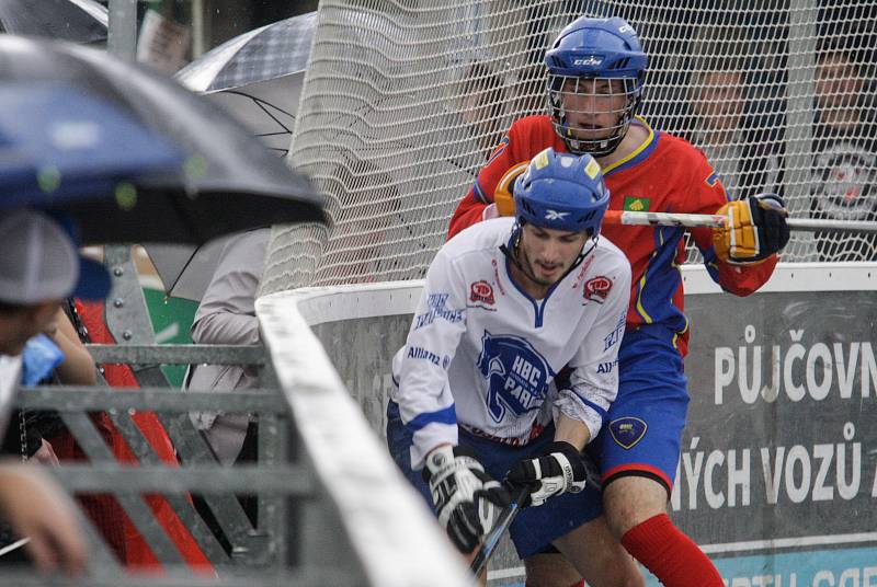 Čtvrté finále hokejbalové play-off CROSSDOCK extraligy mezi HBC Autosklo-H.A.K. Pardubice (v bílomodrém) a  HC Kert Park Praha(v červeném) na hřišri v Polabinách.