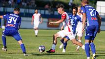 Přípravné fotbalové utkání mezi FK Pardubice (v bíločerveném) a SK Sigma Olomouc ( v modrém) na hřiřiti v Lázních Bohdaneč.