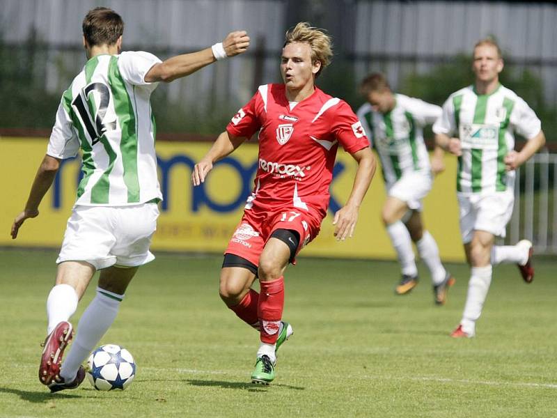 V utkání 2. kola ČFL mezi FK Pardubice a Chomutovem (6:3) viděli diváci na stadionu Pod Vinicí hned devět branek.