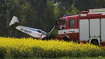 Letadlo u Chvojenece havarovalo do pole. Pilota oslnilo slunce a zavadil o vedení vysokého napětí. 