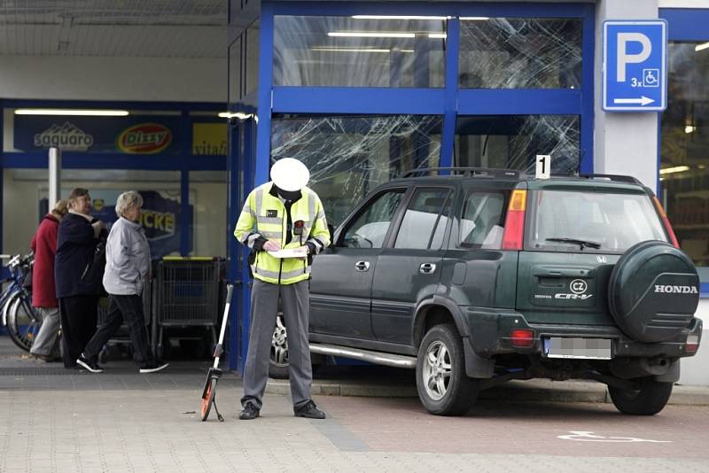 Řidička v Pardubicích si neporadila s automatickou převodovkou a pojem: "Zajedeme na nákupy" dostal nový rozměr...