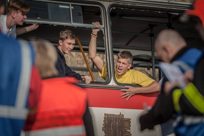 Cvičení záchranářů u Medlešic: Střet auta s autobusem, přes 50 zraněných, tři mrtví. Záchranáře čekaly scény jako z hororu.