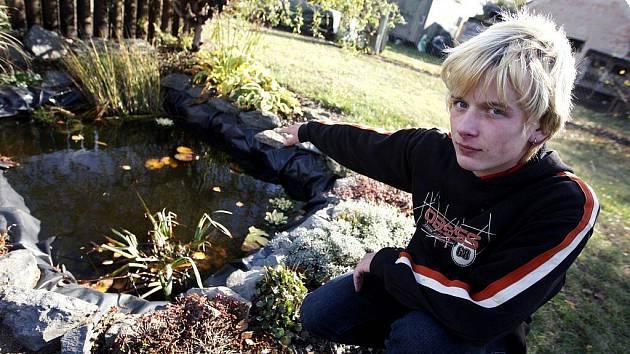 Šestnáctiletý zachránce. Jan Maisner ukazuje zahradní jezírko, ve kterém se málem utopil sedmnáctiměsíční Samuel.