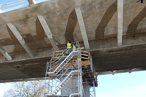 Pardubice se dočkají technologického unikátu – nejdelšího silničního lanového mostu v Česku. Stavbaři nyní realizují klíčový krok výstavby, posunují konstrukci nad Labe a cyklostezku.
