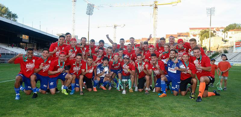 Oslavy titulu mistra Fobalové národní ligy týmu FK Pardubice.