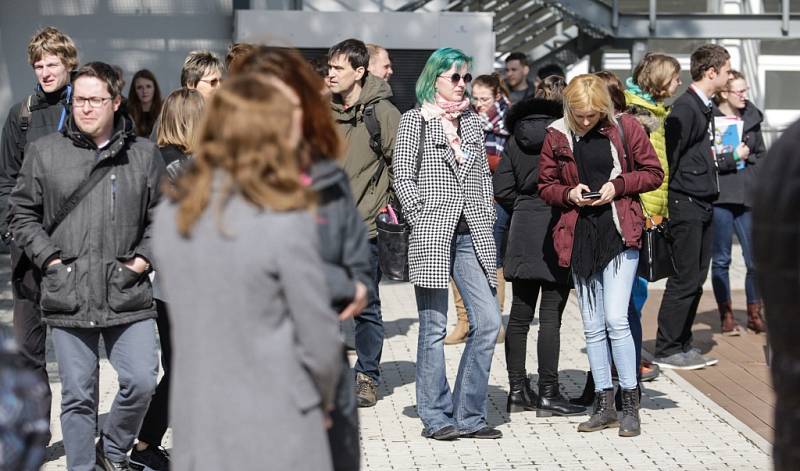 Studenti i divadelníci vyšli ven a stávkovali.