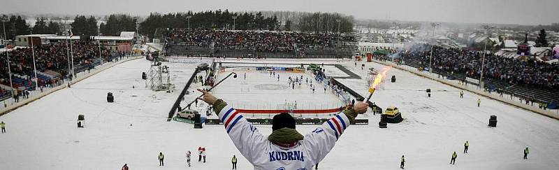 36. kolo hokejové Tipsport extraligy: Hokejisté HC Eaton Pardubice – HC Kometa Brno hráli pod širým nebem.