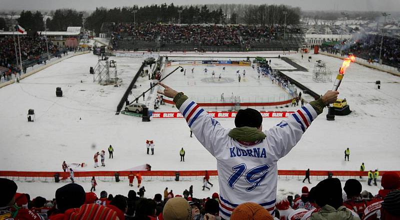 36. kolo hokejové Tipsport extraligy: Hokejisté HC Eaton Pardubice – HC Kometa Brno hráli pod širým nebem.