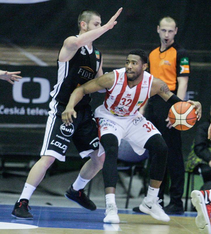 Finále Českého poháru v basketbalu mužů: BK JIP Pardubice (v bíločerveném) - ČEZ Basketball Nymburk (v černém) ve Sportovní hale ve Svitavách.