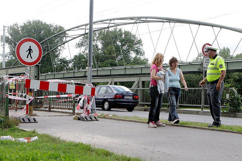 Zákaz vstupu na mostě kpt. Bartoše kontrolují hlídky dopravní policie