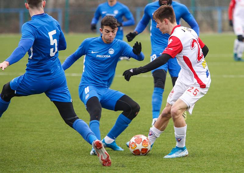 Přípravné utkání Fortuna národní ligy mezi FK Pardubice (ve červenobílém) a FC Slovan Liberec (v modrém) na hřišti v Ohrazenicích v Pardubicích.