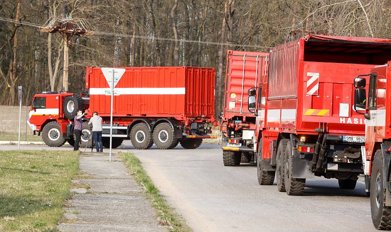 Kolona hasičských aut se zdravotnickým materiálem míří do centrálního skladu v Opočínku u Pardubic.