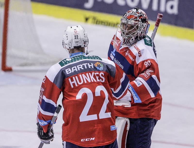 Hokejové utkání Tipsport extraligy v ledním hokeji mezi HC Dynamo Pardubice (červenobílém) a HC Dukla Jihlava  (ve žlutém)) v pardudubické Tipsport areně.