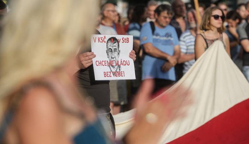 Zhruba šest set lidí se v úterý sešlo u sochy Jana Kašpara v Pardubicích. Opět protestovali proti premiérovi Andreji Babišovi a ministryni spravedlnosti Marii Benešové.