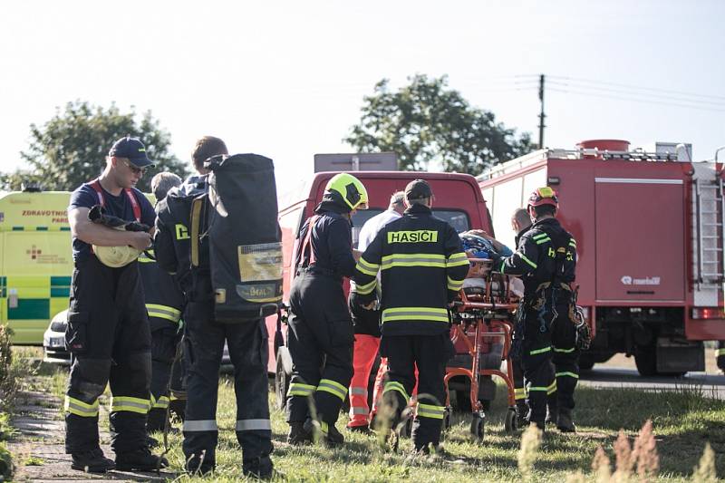 Při pádu do montážní jámy si žena zlomila nohu. Hasiči ji po šetrném vyzvedutí předali záchranné službě.