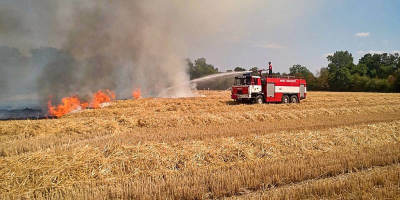 Jednotka sboru dobrovolných hasičů Zdechovice na místě požáru. 