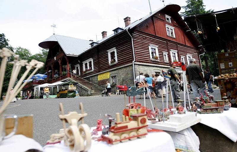 PROSINEC. Podnikatelé se museli vyrovnat se zavedením elektronické evidence tržeb (EET). Luděk Šorm z Perníkové chaloupky pod Kunětickou horou se rozhodl účtovat tzv. „babišné" – poplatek deset korun za službu zaevidování do EET.