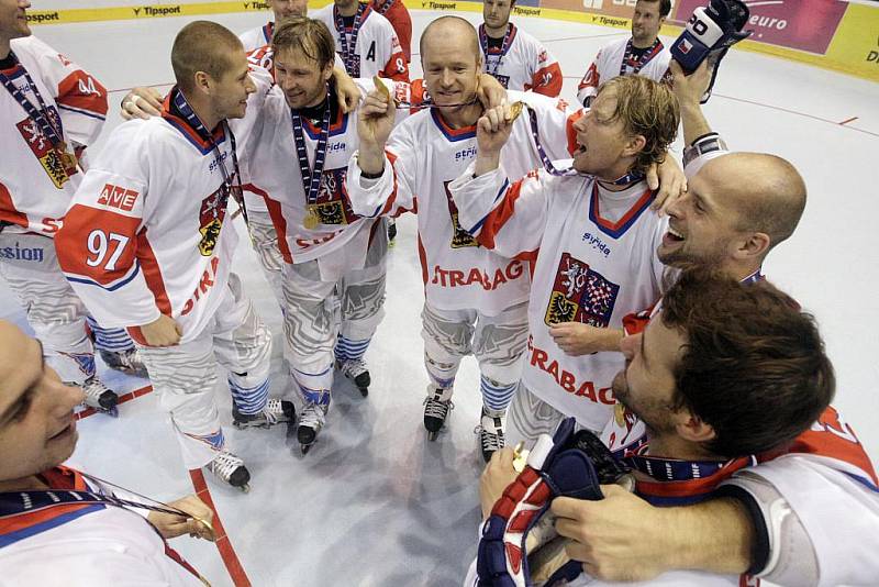 Česká reprezentace porazila v Pardubicích USA 3:2 a získala tak historicky první titul ze šampionátu organizace IIHF.
