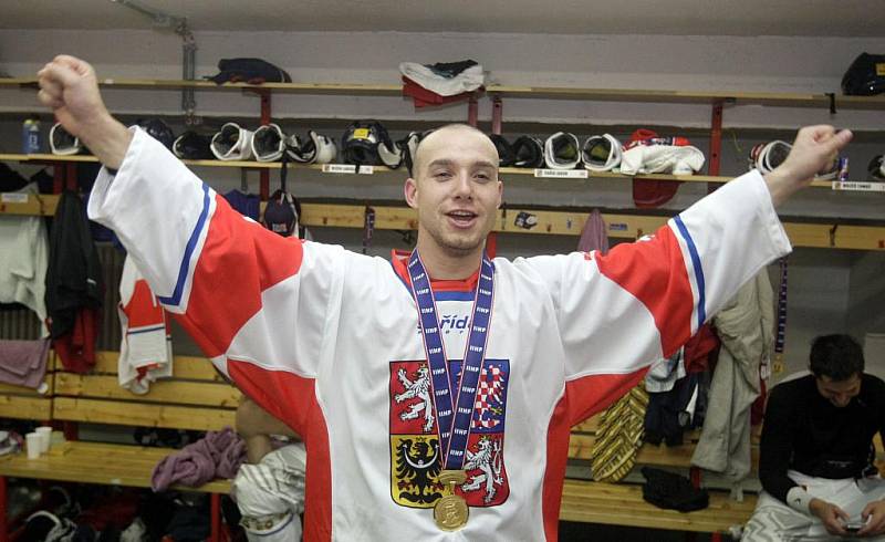 Česká reprezentace porazila v Pardubicích USA 3:2 a získala tak historicky první titul ze šampionátu organizace IIHF.