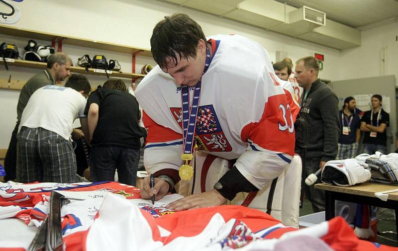 Česká reprezentace porazila v Pardubicích USA 3:2 a získala tak historicky první titul ze šampionátu organizace IIHF.