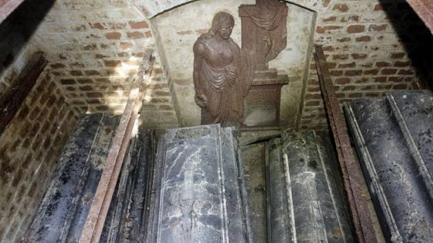 Rakve v hrobce rodiny Kašparových nenesou žádná označení
