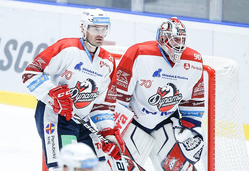 Hokejové utkání Tipsport extraligy v ledním hokeji mezi HC Dynamo Pardubice (v bíločerveném) a HC Oceláři Třinec (v černočerveném) v pardudubické enterie areně.