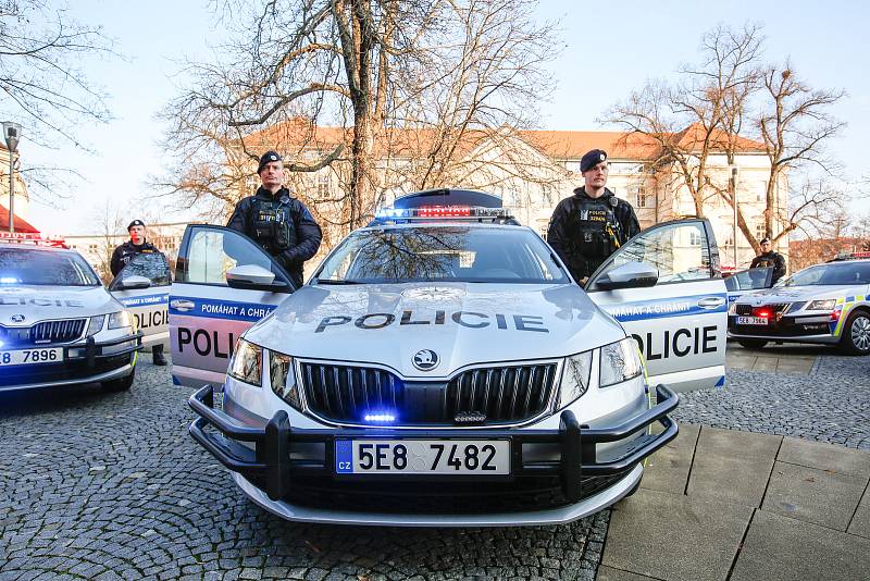 Pardubičtí policisté převzali devět nových aut se speciální výbavou. Sloužit budou hlídkám po celém kraji. Ještě letos dostane krajské ředitelství dalších 37 aut.