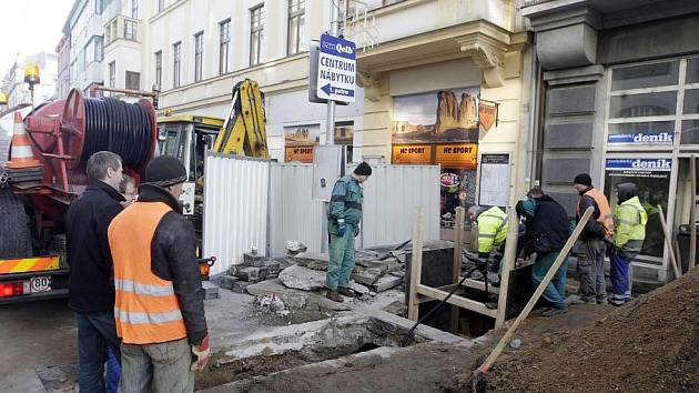 ŘIDIČI na pardubické třídě Míru se musí vypořádat s novou překážkou.