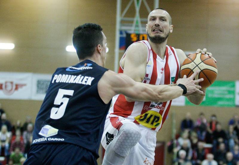 Basketbalové utkání play off Kooperativy NBL mezi BK JIP Pardubice (v bíločerném) a BK Armax Děčín (v černém) v pardubické hale na Dašické.