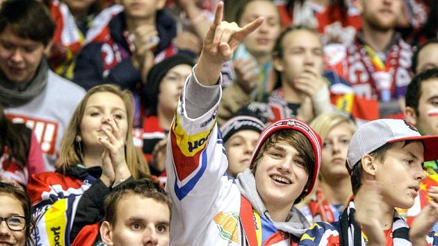 10194 diváků a vyprodáno. Derby Pardubic s Hradcem sledovala vyprodaná Tipsport arena a atmosféra byla skvostná. Hradecká akce s vykoupením severní tribuny jako by domácí fanoušky naladila k bouřlivému povzbuzování.