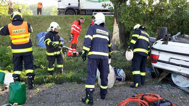 Úterní tragická dopravní nehoda u Chvojence. Řidič osobního vozu narazil do stromu, osudným se mu staly barely s naftou, které vezl.