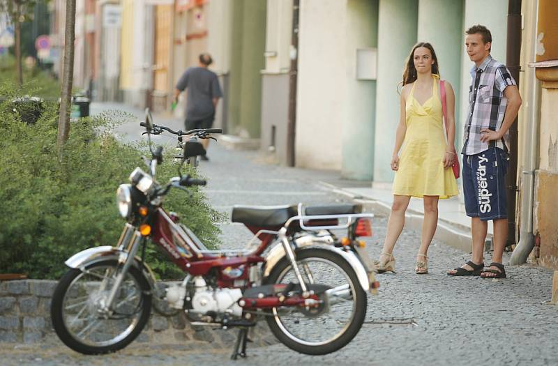 Poslední natáčecí den filmu Obchodníci v pardubické Hronovické ulici.