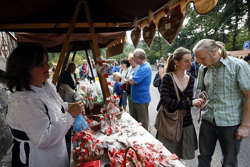 V perníkovém království se konala korunovace - jak jinak než perníkovou korunou