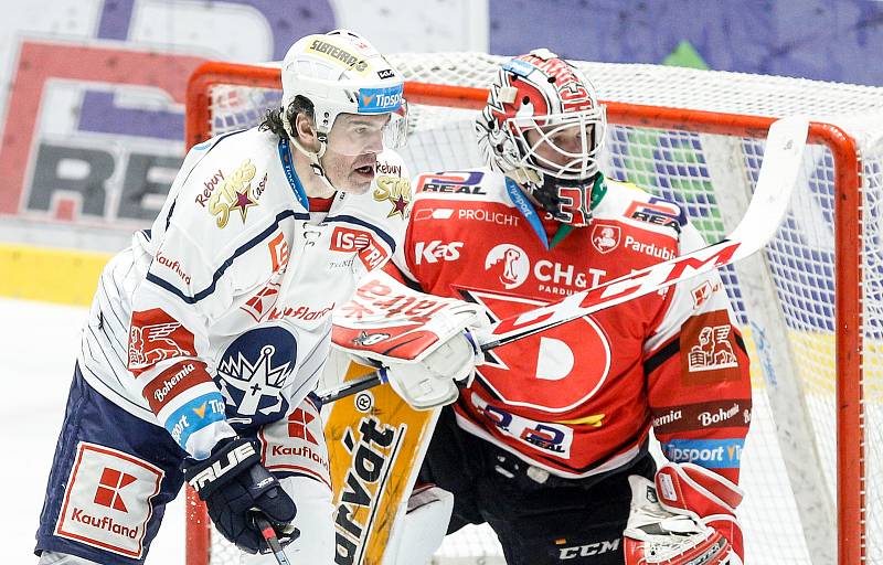 Hokejové utkání Tipsport extraligy v ledním hokeji mezi HC Dynamo Pardubice (v bíločerveném) a HC Rytíři Kladno (v bílomodrém) v pardudubické enterie areně.