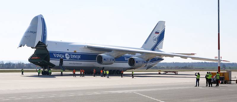 Na pardubickém letišti 1.4. přistál čtvrtý nákladní speciál Antonov An-124-100M Ruslan s dalším nákladem  zdravotnického materiálu a ochranných prostředků.