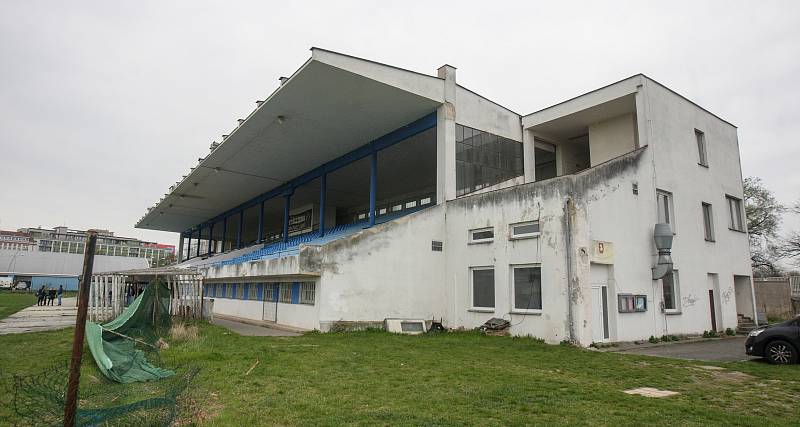 Letní stadion v centru Pardubic je v dezolátním stavu. Oprava může stát až přes půl miliardy korun.