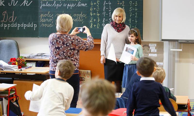 Více než pět tisíc prvňáčků v kraji včera dostalo své první vysvědčení.