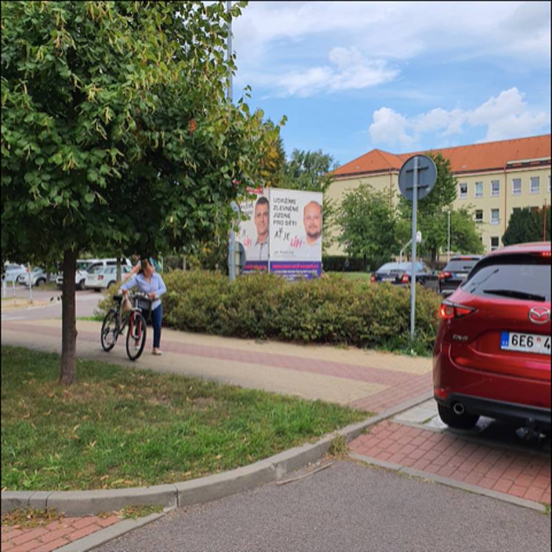 Horká fáze předvolební kampaně je tady. Politických slibů na billboardech po celém městě si nejde nevšimnout. Některé jsou ale více nápadné než jiné