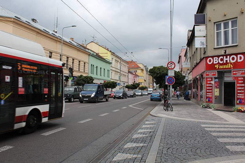 O plynulosti jízdy na této třídě se nedá mluvit. Nyní ale obyvatele z této ulice trápí především plánované zrušení parkovacích míst.