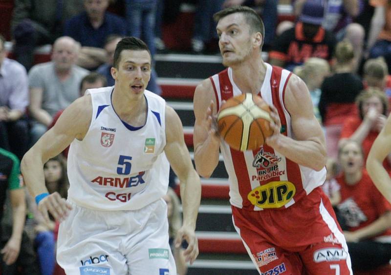 2. semifinále basketbalové Kooperativa NBL mezi BK JIP Pardubice (v bíločerném) a BK Armax Děčín (v černém).