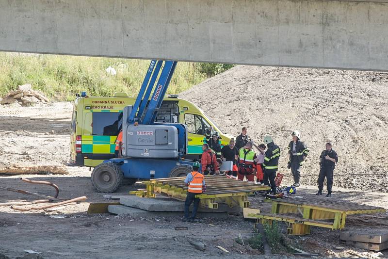 Pád dělníka ze stavby mimoúrovňové křižovatky u Opatovic nad Labem skončil smrtí. 41letý muž zraněním po převozu do nemocnice podlehl.