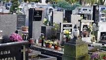 Památku zesnulých Dušičky si na pardubických hřbitovech o uplynulém víkendu připomínaly celé rodiny. 