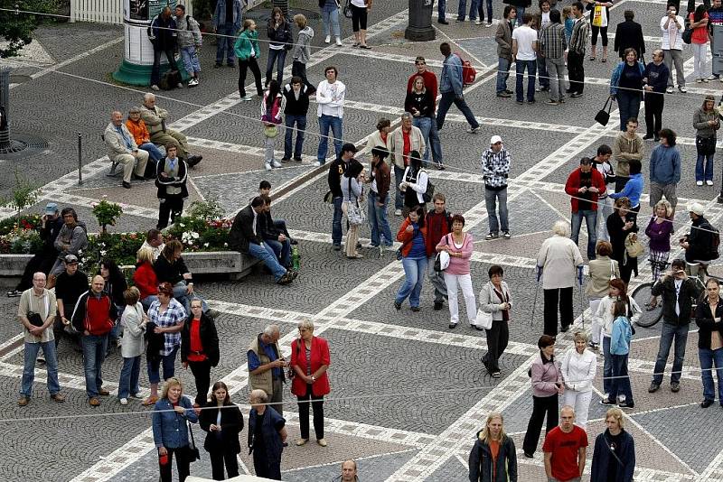 Hudební squat v Pardubicích. Hudebníci 'obsadili' střechu pardubického divadla