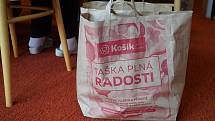 Nadační fond získal podporu online supermarketu Kosik.cz a začal vlastními auty a ve volném čase rozvážet potraviny přímo do domácností.