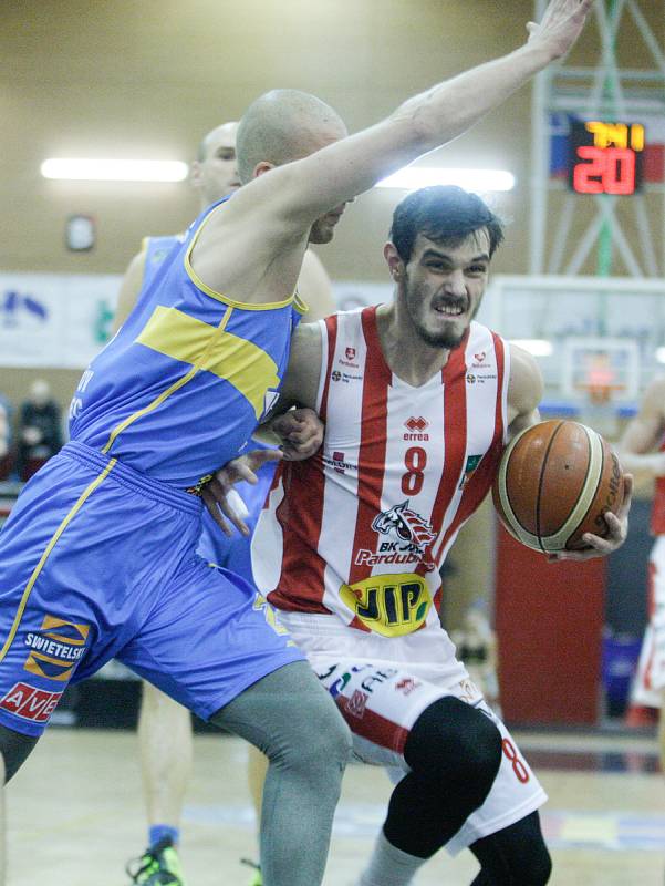 Basketbalové utkání Kooperativy NBL mezi BK JIP Pardubice (v bíločerném) a Basket Fio banka Jindřichův Hradec (v modrém) v pardubické hale na Dašické.