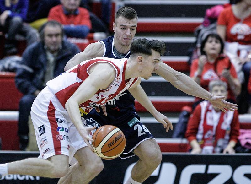 Basketbalové utkání Kooperativy NBL mezi BK JIP Pardubice (v bíločerném) a BK ARMEX Děčín (v modrém) v pardubické hale na Dašické.